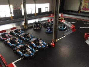 Sicht auf parkende Karts im Innenraum.