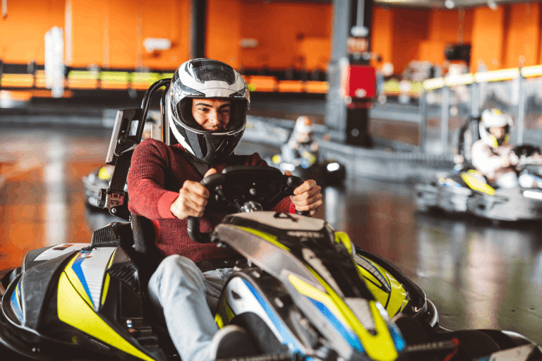 Nahaufnahme von Kart mit Fahrer auf der Strecke.